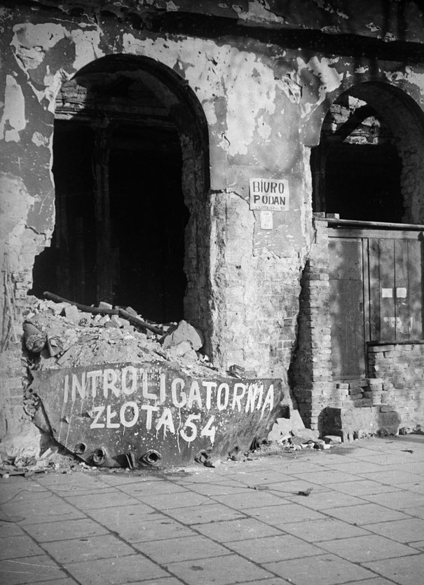 Zofia Chomętowska, Zniszczona kamienica przy ulicy Złotej. Ogłoszenia na murach, 1945