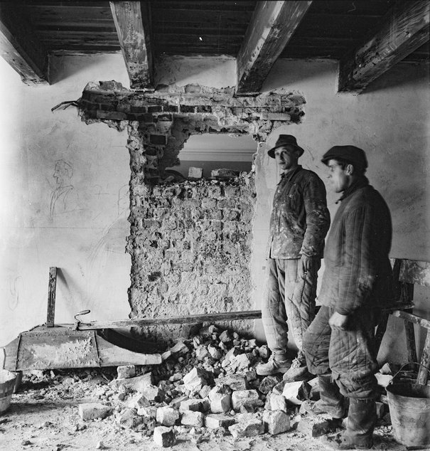 Maria Kietlińska, Robotnicy podczas prac budowlanych w salach od frontu na III piętrze kamienicy Schlichtyngowskiej, wrzesień 1952
