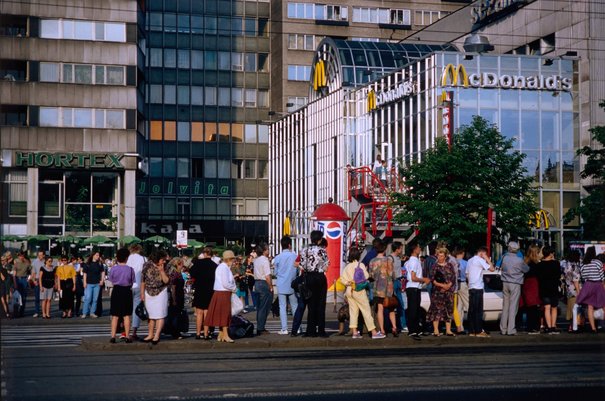 Edward Hartwig, Ulica Marszałkowska przy skrzyżowaniu z ulicą Świętokrzyską, widok na restauracjęÂ McDonald's, między 1992 a 1997