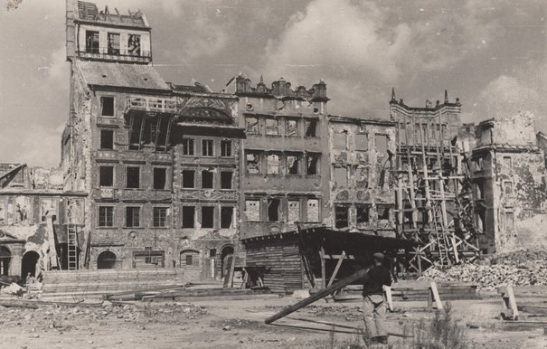 Stanisław Dąbrowiecki, Prace przy zabezpieczeniu ruin kamienic strony Dekerta na Rynku Starego Miasta, wrzesień 1947