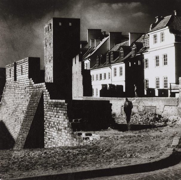 Edward Hartwig, Mury obronne z wieżą rycerską, przed 1974