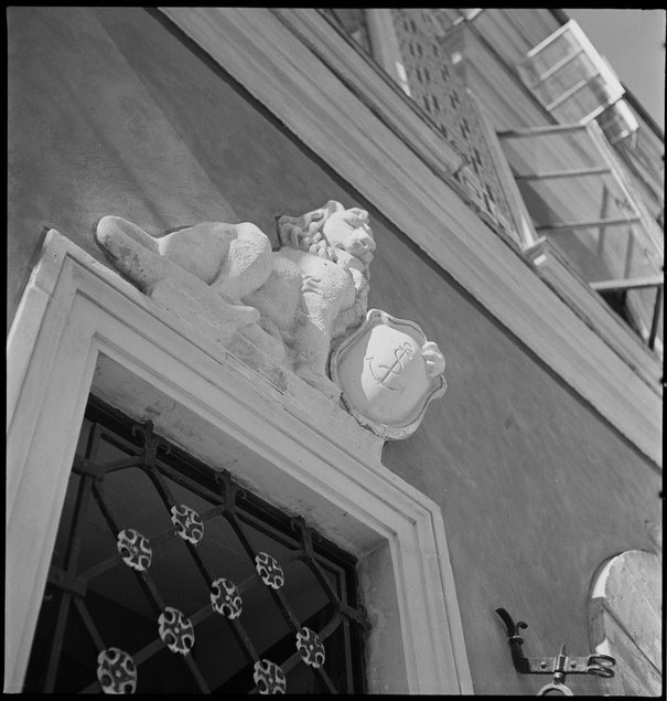 Alfred Funkiewicz,   Rynek Starego Miasta, zwieńczenie okna kamienicy 21 A,  wrzesień 1953