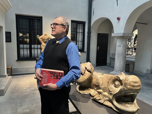 dr Rafał Radziwonka w Lapidarium Muzeum Warszawy