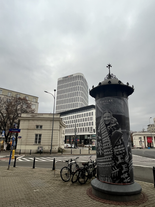Zabytkowy słup reklamowy z 1894 roku mimo wszystko nieźle współgra ze stojakami na rowery, poziomymi znakami drogowymi czy latarnią typu łyżka, archiwum prywatne Blanki Melanii Ciężkiej.