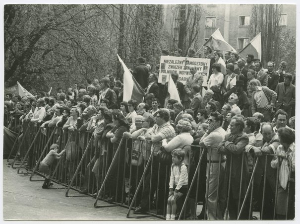 Rejestracja NSZZ 'Solidarność' Rolników Indywidualnych, tłum oczekujący na decyzję Sądu Najwyższego, maj 1981