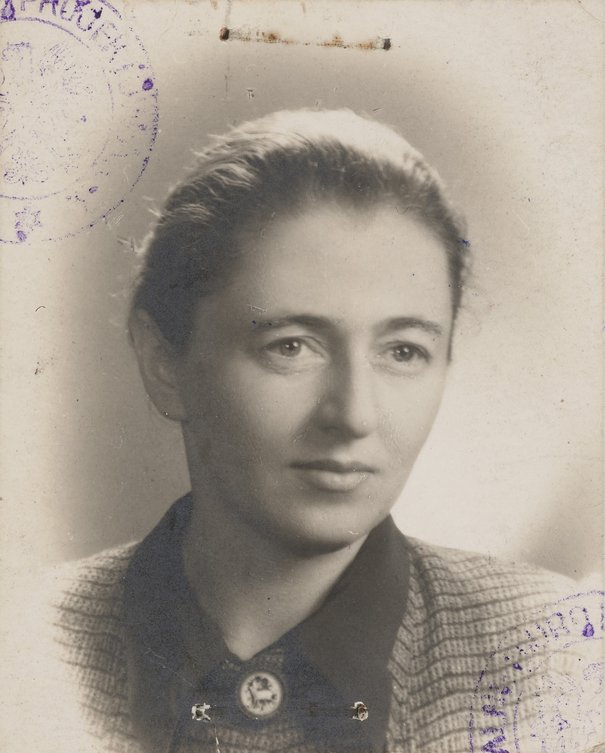 Fotografia legitymacyjna Aliny Scholtz autorstwo nieznane lata 40. XX w.