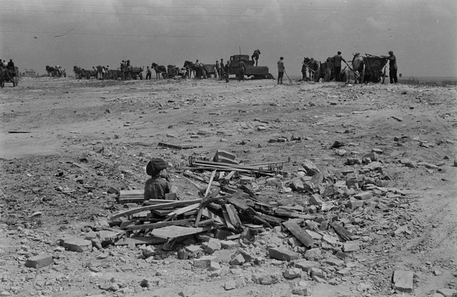 Zofia Chomętowska, Zwałowisko gruzu wywożonego z miasta,  1945