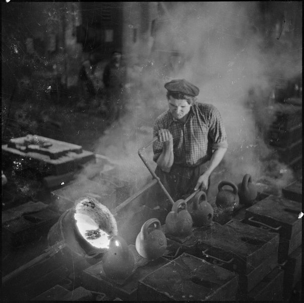 Edward Hartwig, Worker at work in the foundry, 1950s