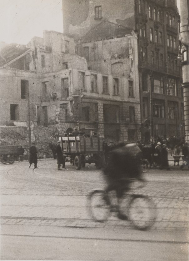 Widok ulicy Miodowej z Krakowskiego Przedmieścia Hierowski, Zbigniew Witold ? październik 1939, ? listopad 1939
