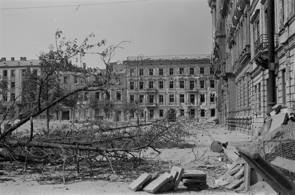 Zniszczenia zabudowy przy placu Dąbrowskiego Braun, Sylwester, ps. Kris sierpień 1944
