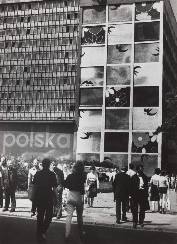 Edward Hartwig, Wielkoformatowa reklama 'Mody Polskiej' na ścianie bydynku przy Marszałkowskiej 91/97, lata 70. XX w.