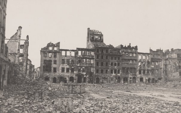 Jerzy Baranowski, Ruiny kamienic strony Dekerta na Rynku Starego Miasta, 1945