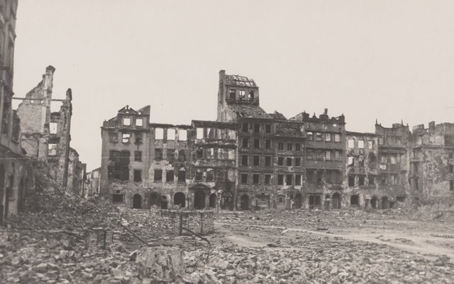 Jerzy Baranowski, Ruiny kamienic strony Dekerta na Rynku Starego Miasta, 1945
