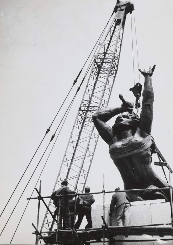 Edward Hartwig, Montaż pomnika Bohaterów Warszawy (Warszawska Nike), 8 lipca 1964