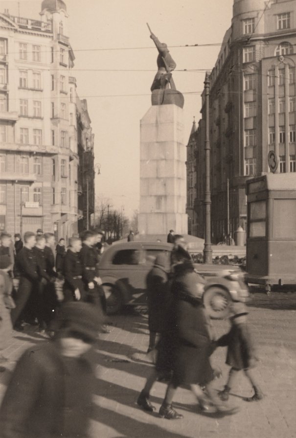 Pomnik Lotnika w perspektywie ulicy Bagatela