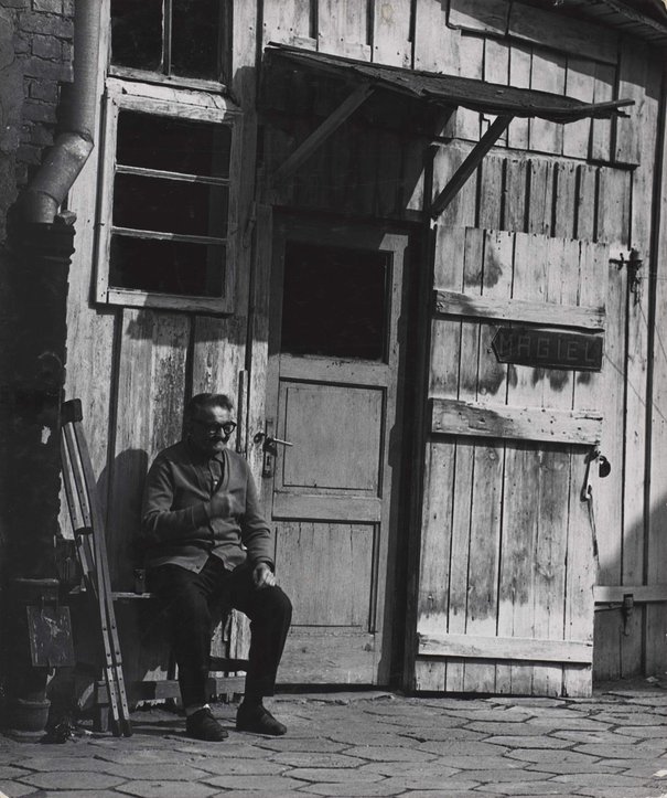 Albert Krystyniak, Mężczyzna siedzący przed maglem na podwórzu przy ulicy Konopackiej 6, lata 1973 - 1976