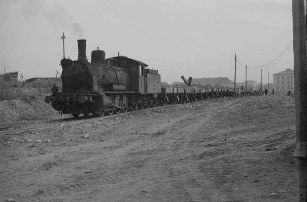 Rozwożenie gruzu z terenów po zburzonym getcie na podbudowy nowo wznoszonego osiedla Muranów Jabrzemski, Leonard między 1950 a 1953
