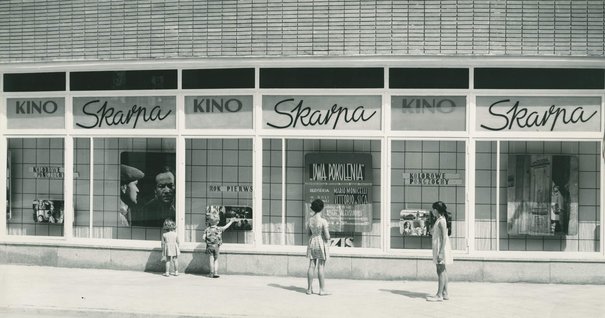 Kino Skarpa, witryna z repertuarem od ulicy Gałczyńskiego Kupiecki, Edmund 1960
