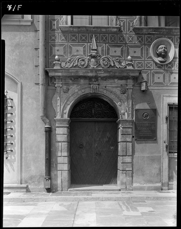 Alfred Funkiewicz,  Portal kamienicy przy Rynku Starego Miasta 36,  5 lipca 1955