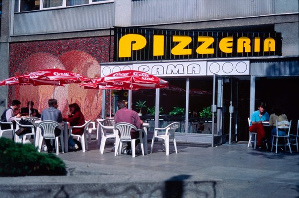 Edward Hartwig, Ogródek uliczny przed pizzerią Parma przy ulicy Zgoda, ok. 1995