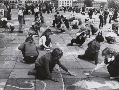 Outdoor event for children in Zwycięstwa [Victory] Square (currently Piłsudski Square), 1970s