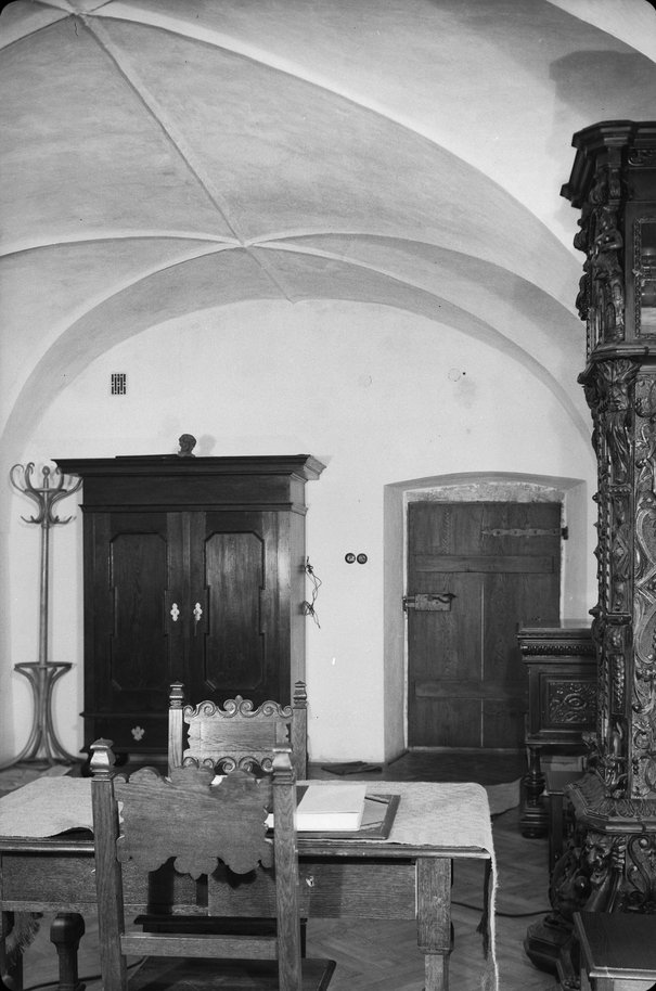 Czesław Czerwiński,Gabinet dyrektora Adama Słomczyńskiego na parterze od podwórza kamienicy Pod Murzynkiem w Muzeum Warszawy, 1950