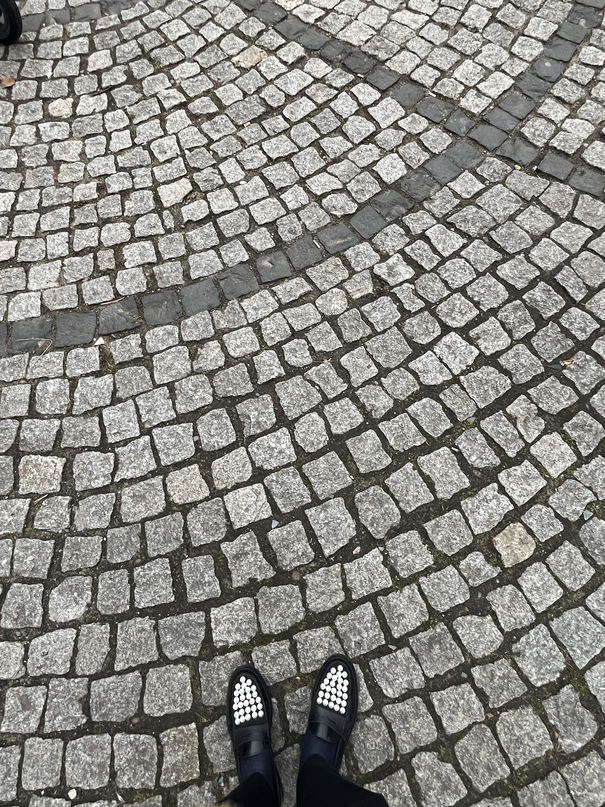 Fragment najbardziej eleganckiej partii nawierzchni placu - kostka granitowa przed kamienicą "Żelazko", archiwum prywatne Blanki Melanii Ciężkiej.