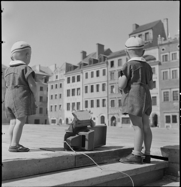 Alfred Funkiewicz, Dzieci bawiące się na Rynku Starego Miasta,  wrzesień 1953