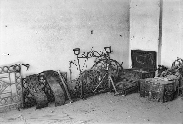 Karol Pęcherski, Wydobyte z gruzów kraty i skrzynie składowane w Kamienicy Kleinpoldowskiej (Rynek Starego Miasta 34), wrzesień 1947