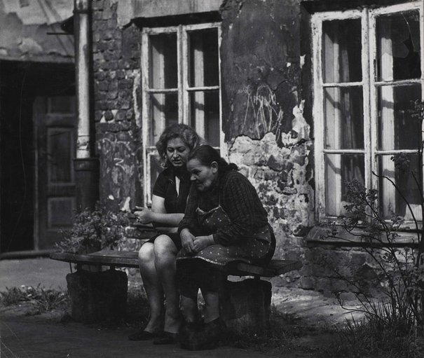 Albert Krystyniak, Rozmowa dwóch kobiet na podwórzu przy ulicy Środkowej 18, między 1973 a 1976