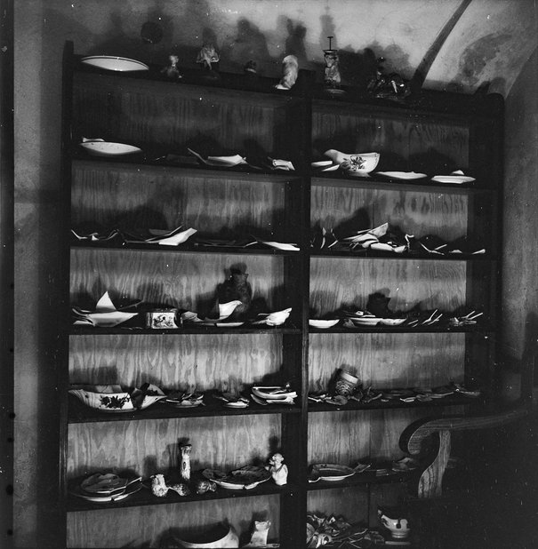 Jan Świderski, Regał z obiektami w Muzeum Warszawy, 1949