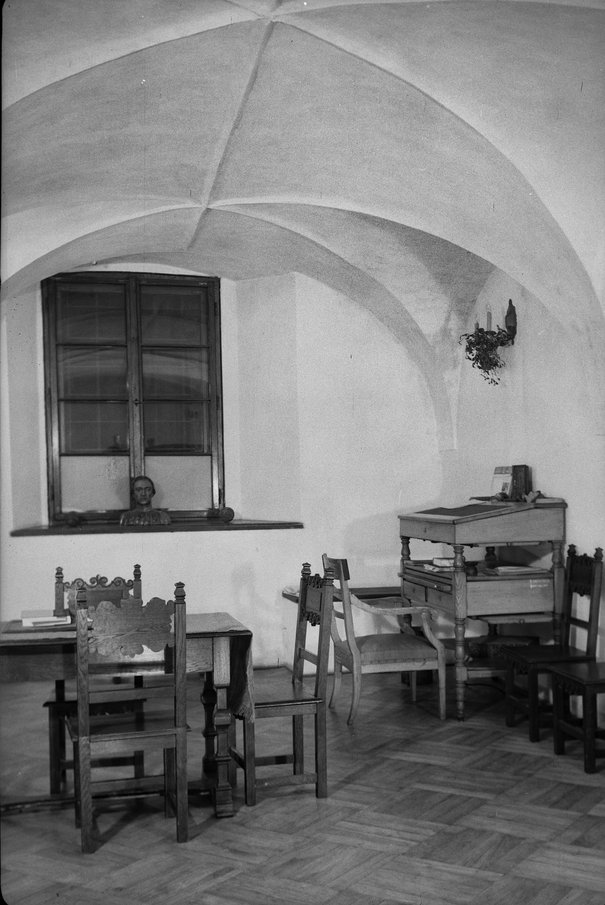 Czesław Czerwiński, Gabinet dyrektora Adama Słomczyńskiego na parterze od podwórza kamienicy Pod Murzynkiem w Muzeum Warszawy, 1950
