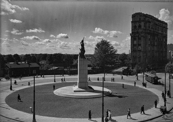 Pomnik Lotnika pośrodku placu Unii Lubelskiej