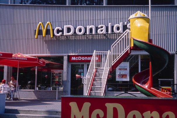 Supersam, wejście do restauracji McDonald’s, fot. Edward Hartwig, ok. 1994.