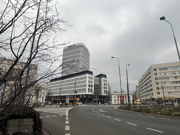 Widok w kierunku południowym na dominantę placu