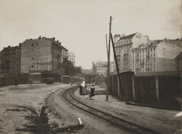 Tory kolejki wilanowskiej prowadzące ulicą Langnerowską