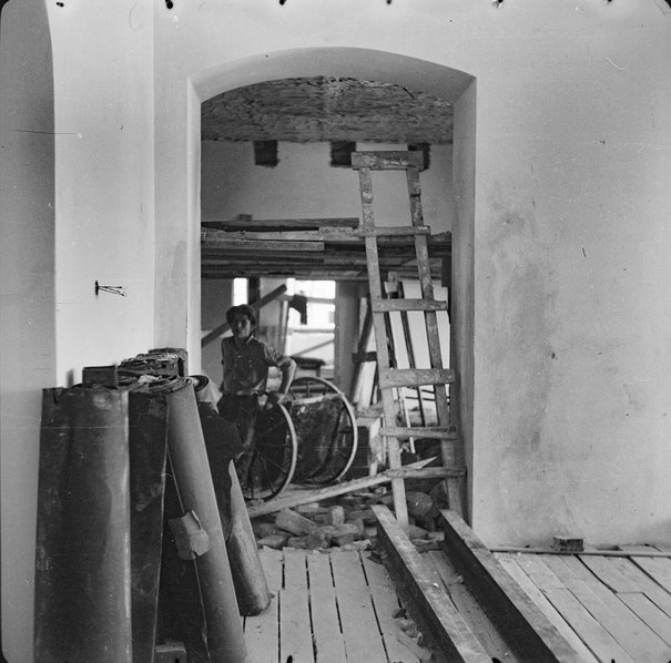Maria Kietlińska, Prace budowalne w salach na II piętrze kamienicy Pod Murzynkiem, 1953