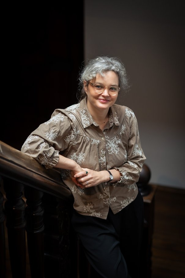 portret Joanny Bębenek na klatce schodowej w siedzibie głównej Muzeum Warszawy