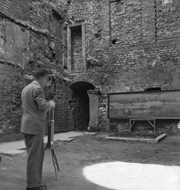 Adam Słomczyński, Leonard Sempoliński fotografujący na dziedzińcu kamienicy Kleinpoldowskiej kopię Panoramy Warszawy Jana Christiana Melicha