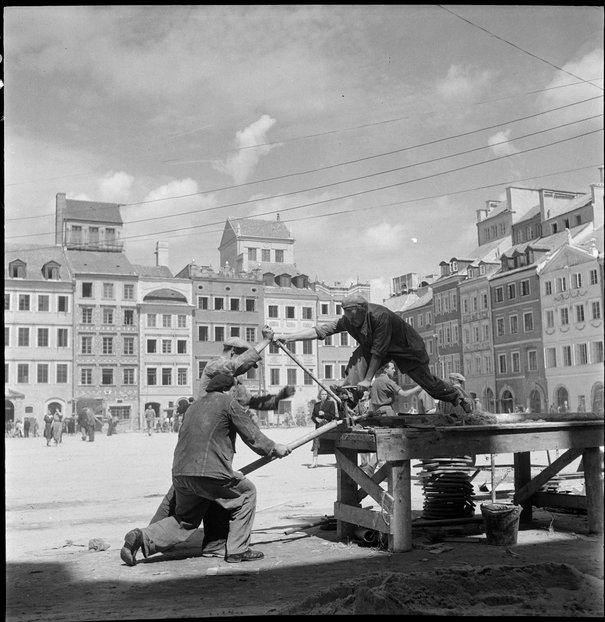 Edward Hartwig,  Rynek Starego Miasta - robotnicy przy maszynie, 1953