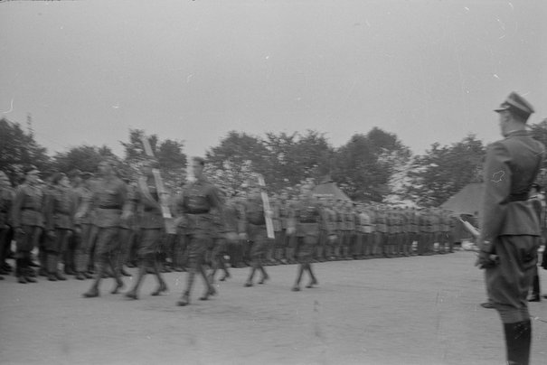 Uroczystość wręczenia sztandaru Ochotniczym Batalionom Odbudowy Warszawy, Leonard Jabrzemski, 	 1947 (11 października)