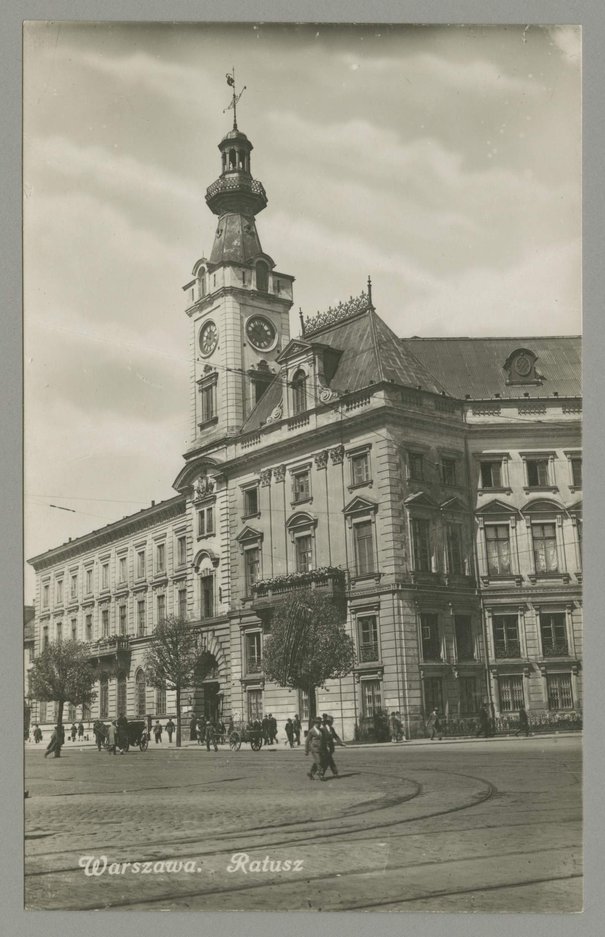 Fotografia/pocztówka przedstawiająca budynek Ratusza na placu Teatralnym w Warszawie