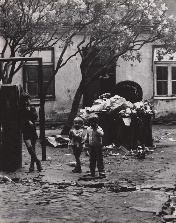 Albert Krystyniak, Troje dzieci na podwórzu przy ulicy Kowelskiej 6, między 1973 a 1976