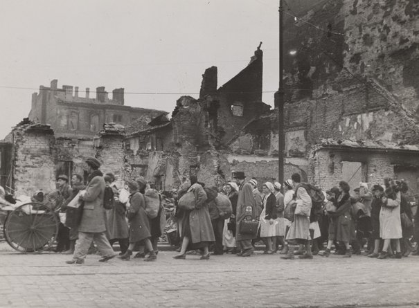 Ludność cywilna opuszczająca miasto ulicą Wolską po upadku powstania, jesień 1944