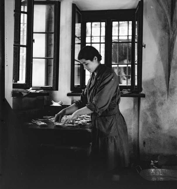 Jan Świderski, Pracowniczka Muzeum Warszawy sortująca potłuczoną porcelanę w jednym z pomieszczeń kamienicy Pod Murzynkiem, 1949