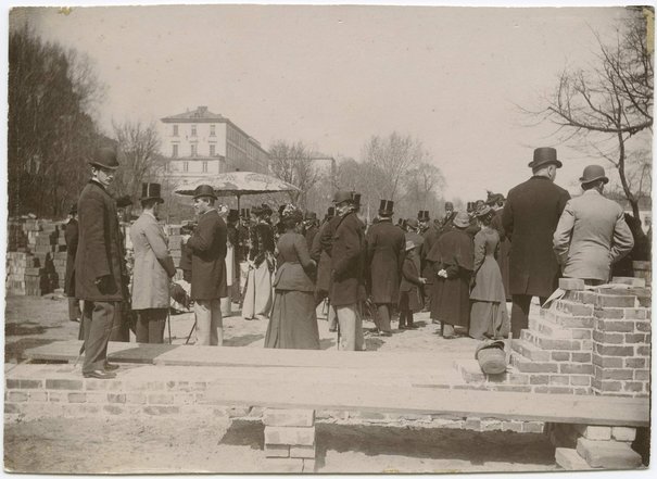 Położenie kamienia węgielnego pod siedzibę Warszawskiego Towarzystwa Cyklistów na Dynasach, 24 kwietnia 1892
