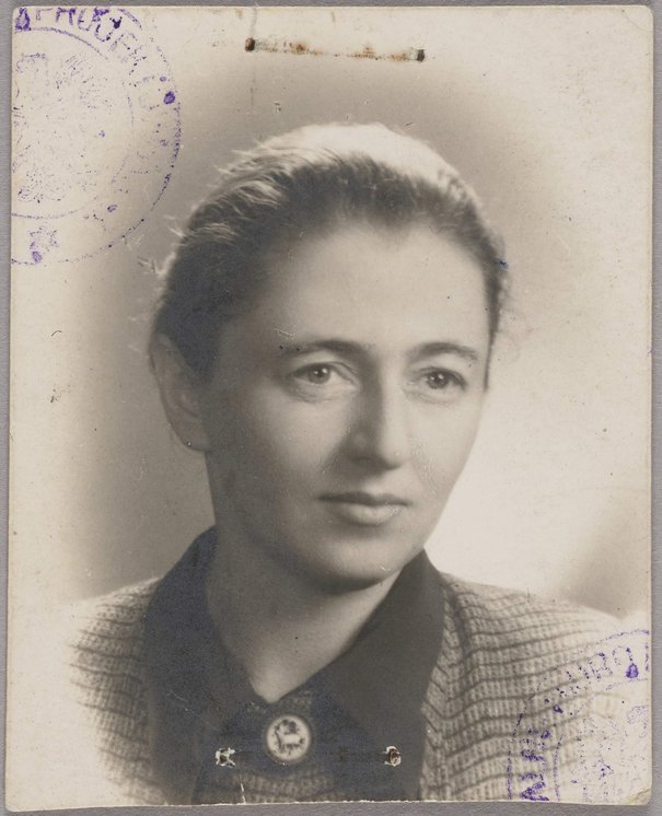 Fotografia legitymacyjna Aliny Scholtz,  lata 40. XX w.