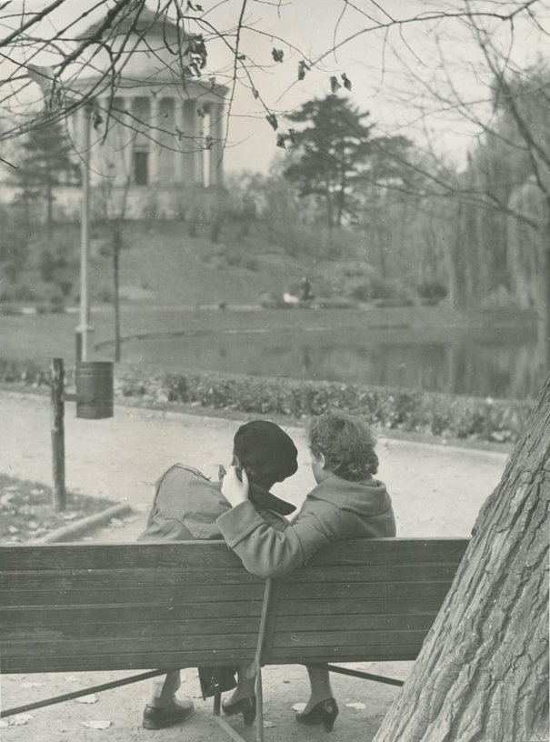 Edward Falkowski, Para na ławce w Ogrodzie Saskim, ok. 1948