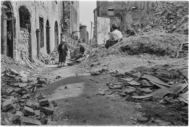 Leonard Jabrzemski, Malarz przy pracy wśród ruin ulicy Nowomiejskiej, 1945