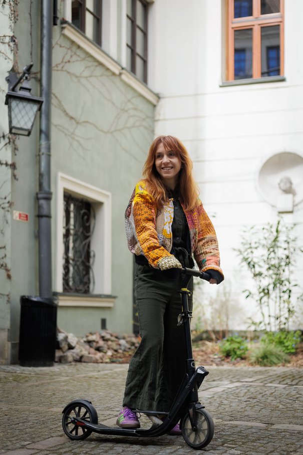 Aleksandra Kresowska stojąca na hulajnodze